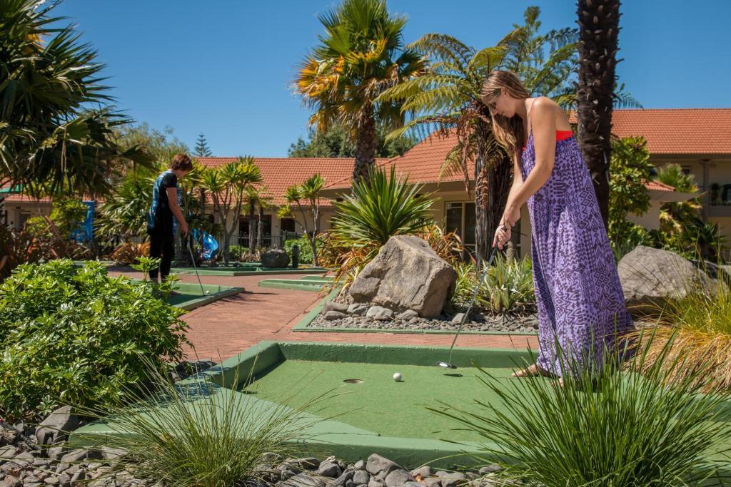 Regal Palms Resort Роторуа Екстер'єр фото A woman playing mini golf